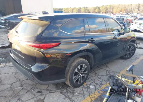 2021 Toyota Highlander Xle z USA, uszkodzony, nr VIN 5TDGZRAH8MS046532